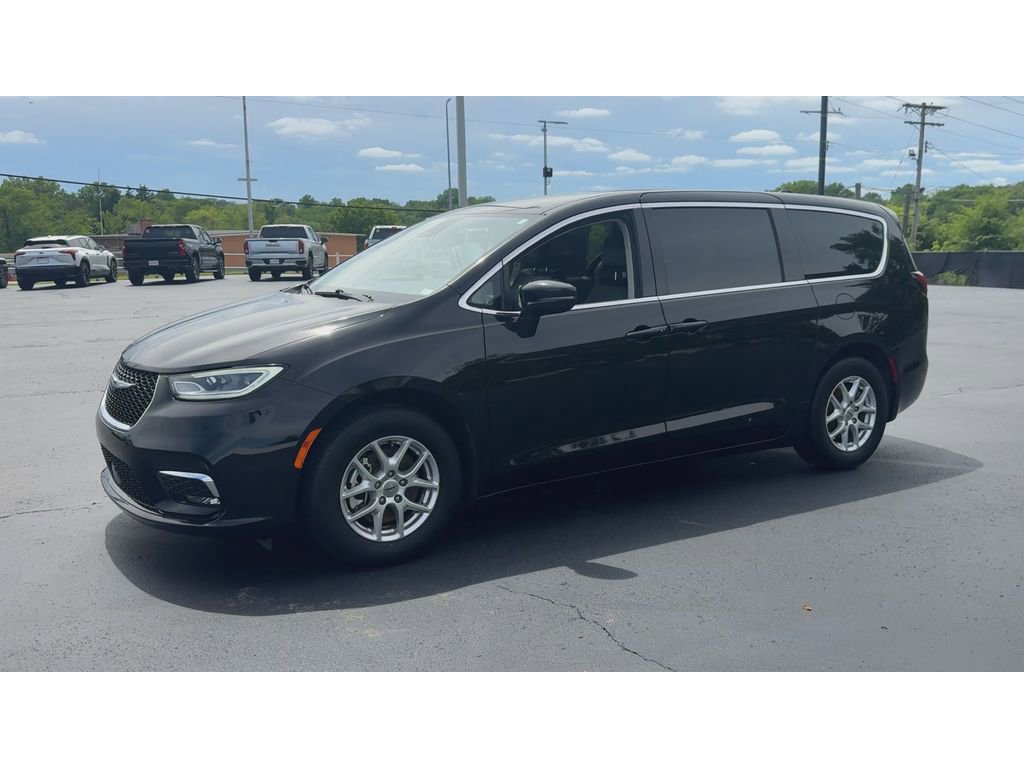 Used 2024 Chrysler Pacifica Touring-L FWD image 4