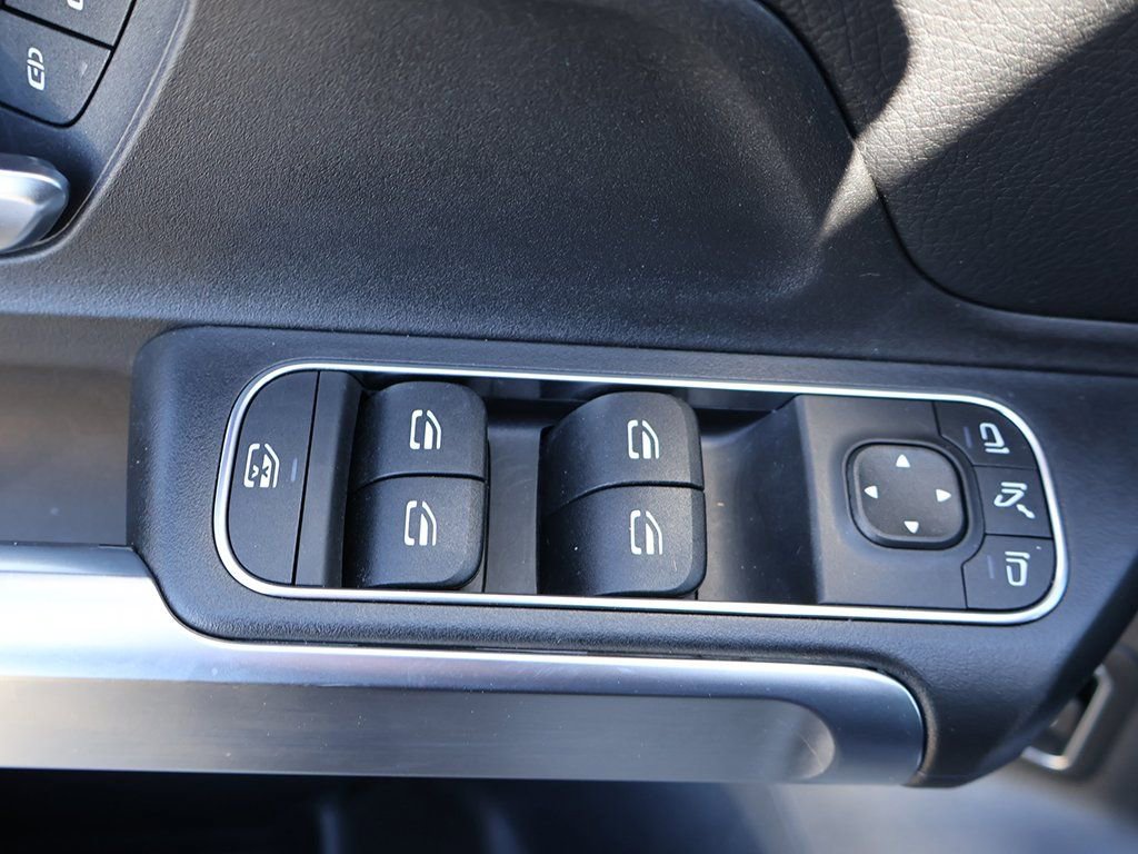 Used 2025 Mercedes-Benz GLB 250 w/ Driver Assistance Package image 39