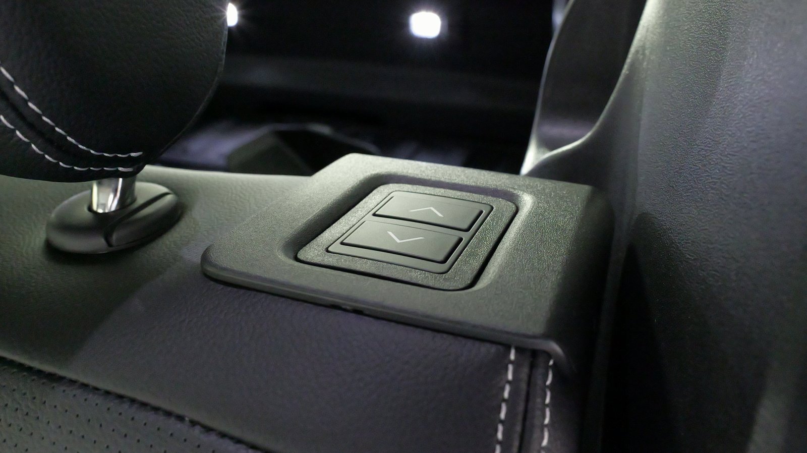 Used 2024 Land Rover Discovery S image 42