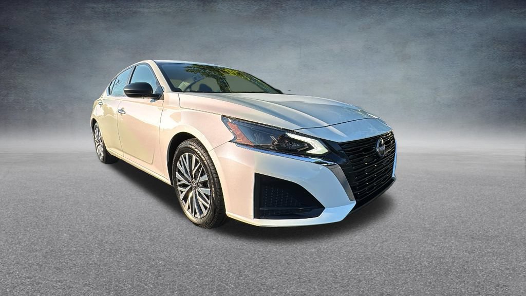 Used 2025 Nissan Altima 2.5 SV FWD image 3