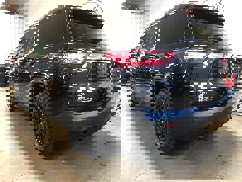 Used 2020 Chevrolet Traverse LT w/ Driver Confidence II Package image 3