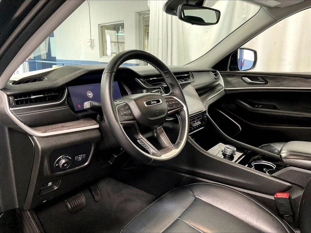 Used 2022 Jeep Grand Cherokee L Limited AWD/4WD image 8