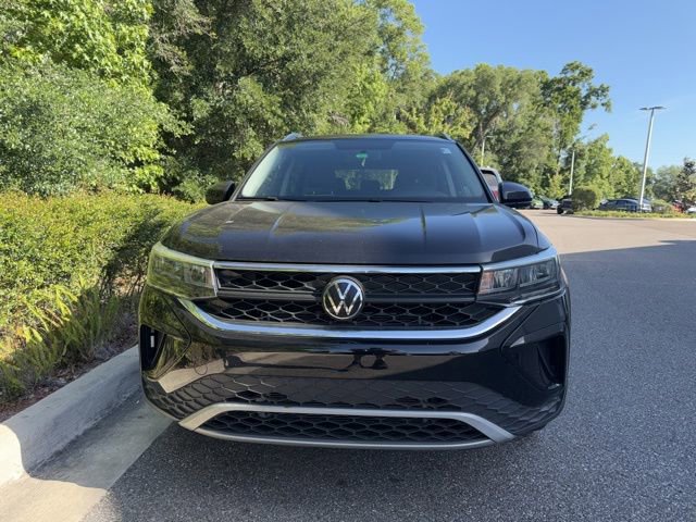 Used 2022 Volkswagen Taos SE FWD image 2