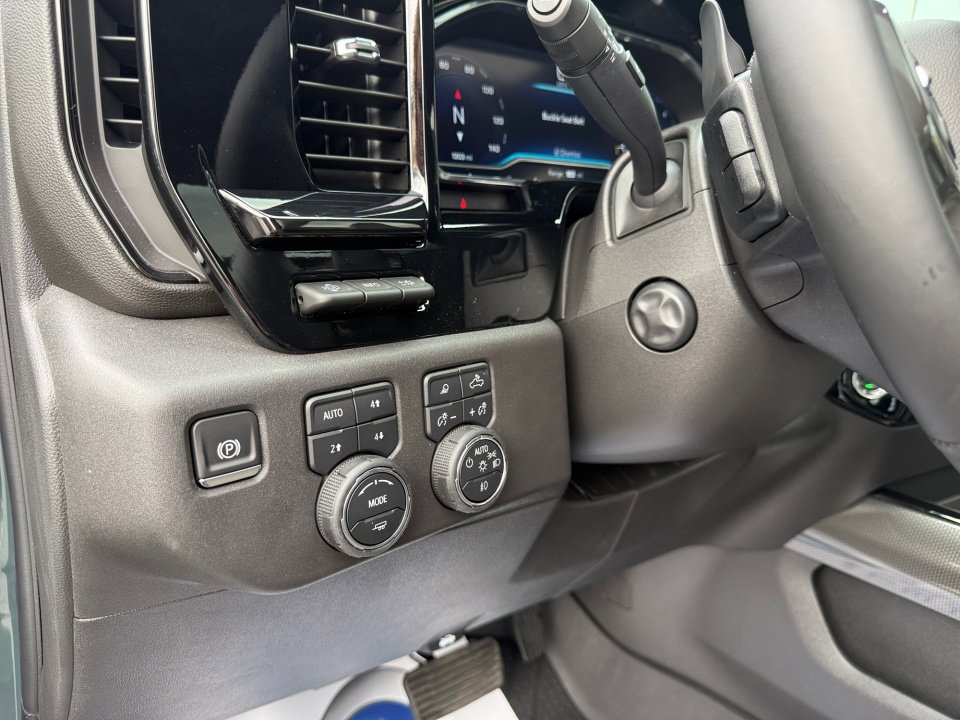 Used 2025 Chevrolet Silverado 1500 ZR2 w/ Technology Package image 33