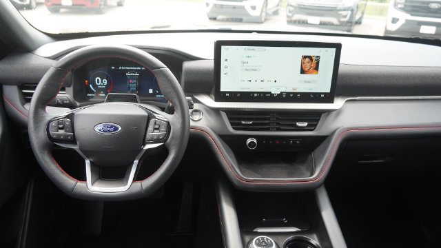 Used 2025 Ford Explorer ST-Line w/ ST-Line Street Pack AWD/4WD image 15