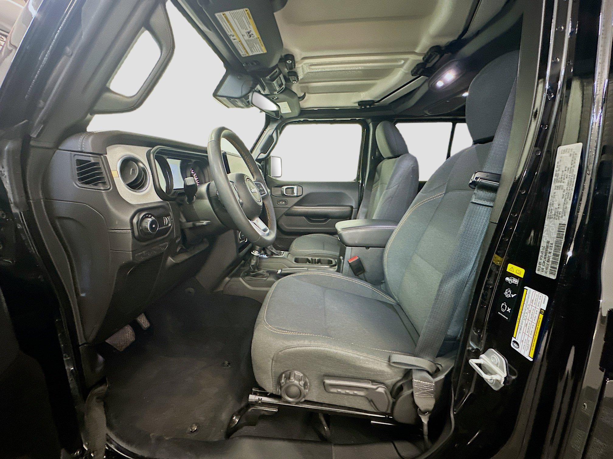 Used 2025 Jeep Wrangler Sahara image 13