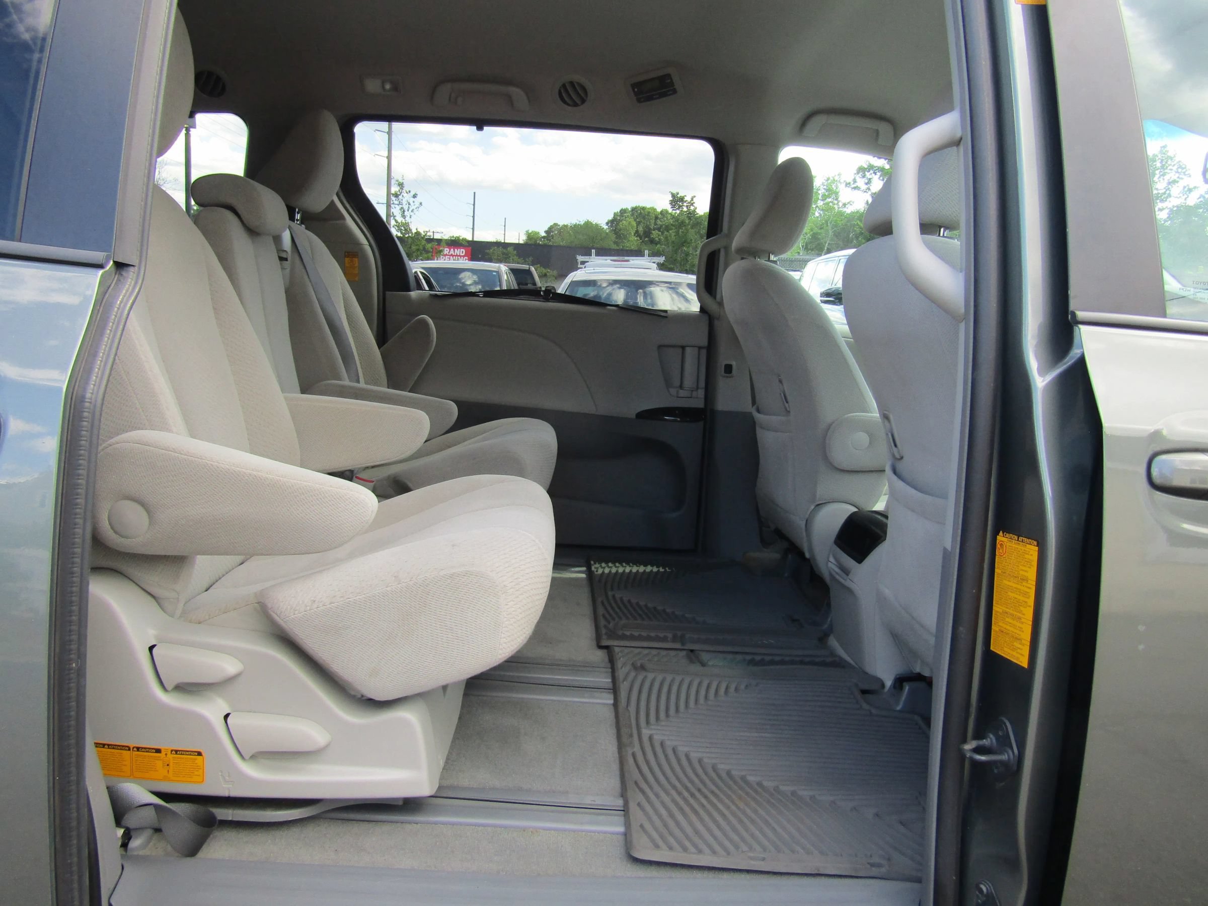 Used 2013 Toyota Sienna LE w/ Towing Pkg FWD image 15
