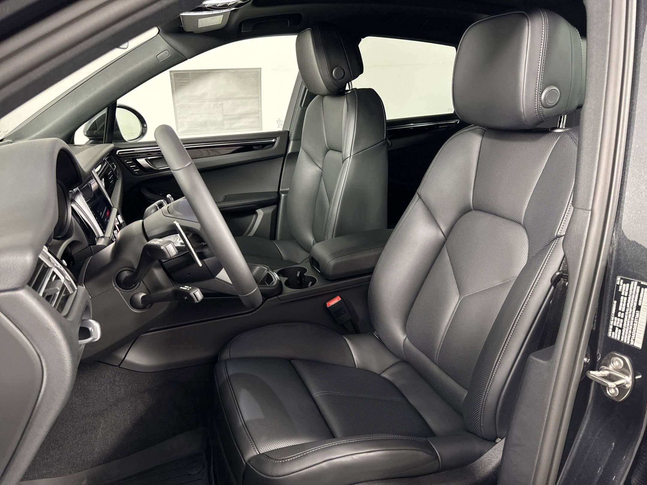 Certified 2025 Porsche Macan image 5