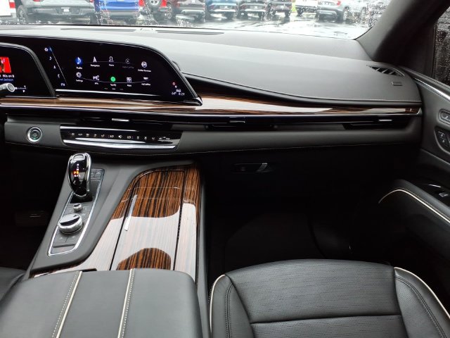 Used 2024 Cadillac Escalade Premium Luxury AWD/4WD image 18
