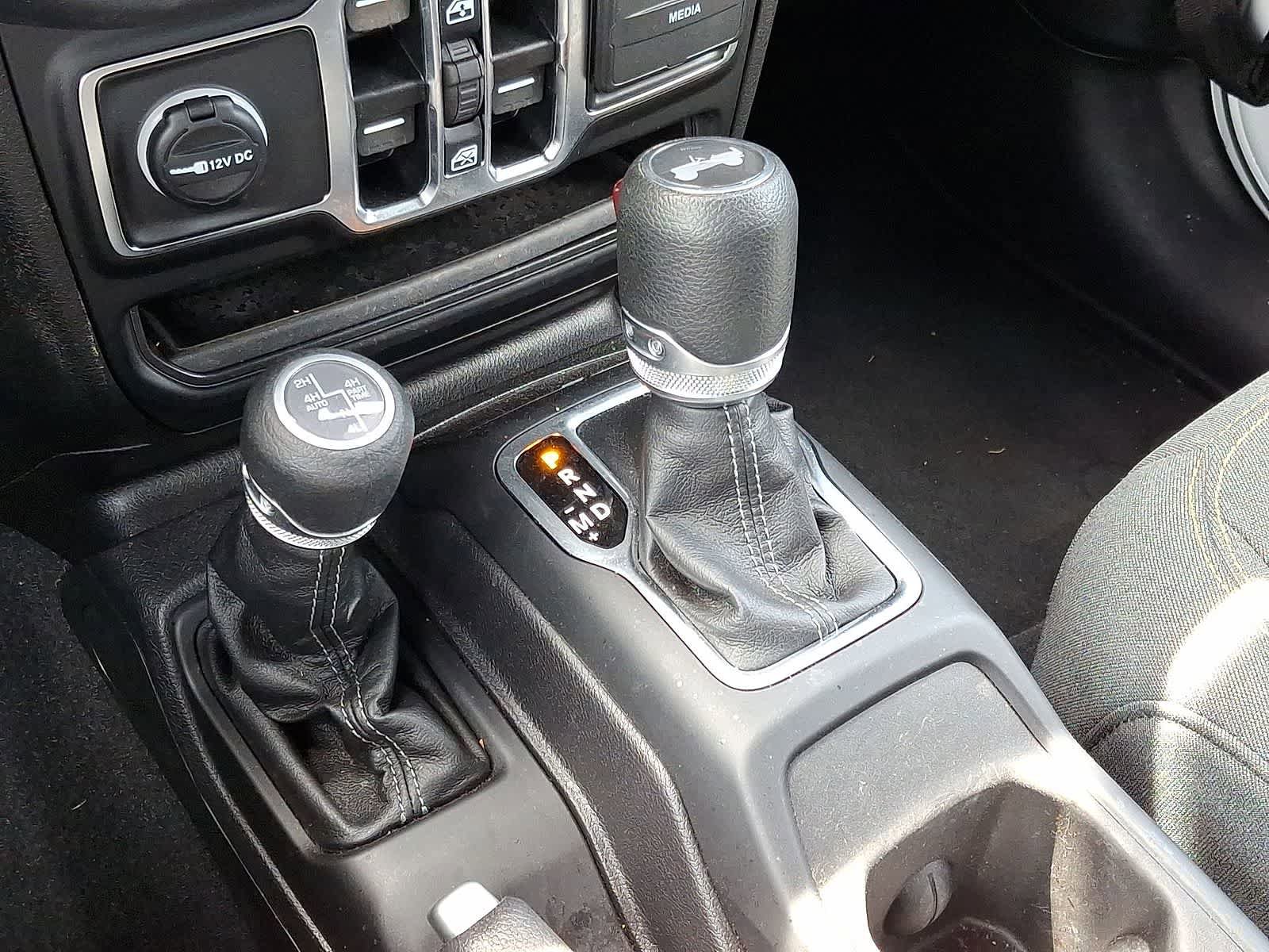 Used 2025 Jeep Wrangler Unlimited Sahara w/ Safety Group AWD/4WD image 21
