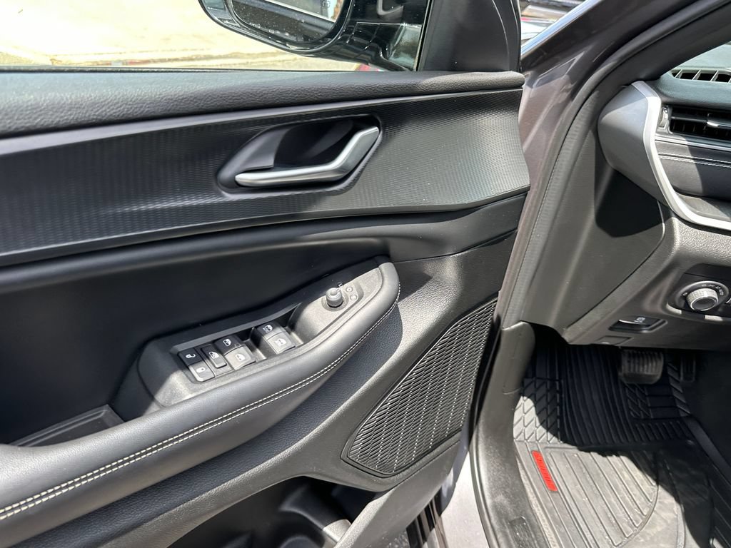Certified 2023 Jeep Grand Cherokee L Laredo AWD/4WD image 22