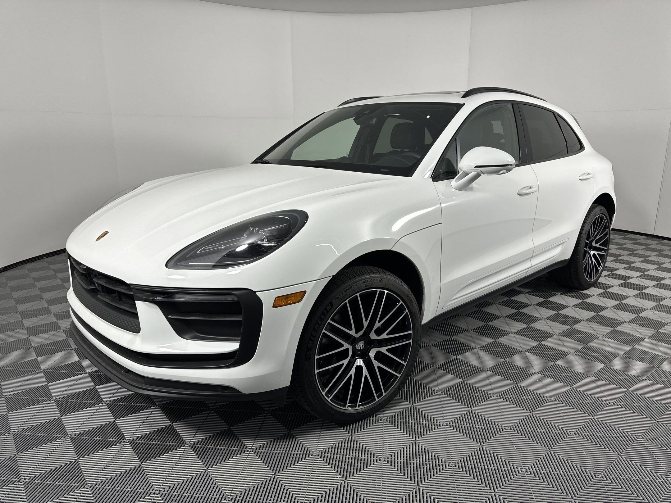 Certified 2025 Porsche Macan image 1
