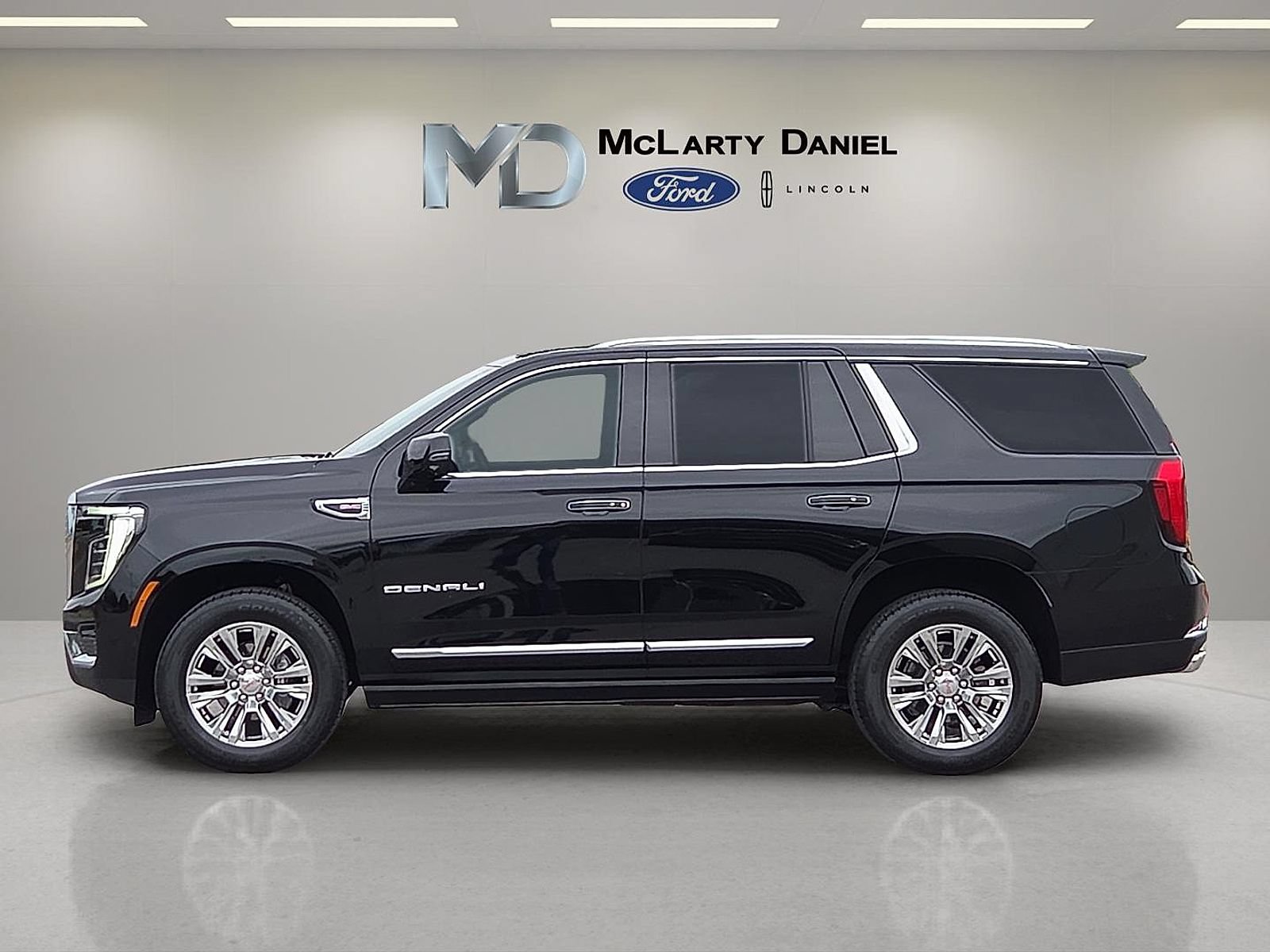 Used 2025 GMC Yukon Denali w/ Sun & Power Step Package AWD/4WD image 3