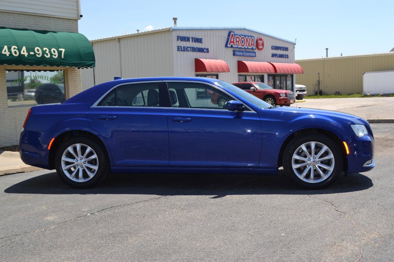 Used 2018 Chrysler 300 Touring L AWD/4WD image 10