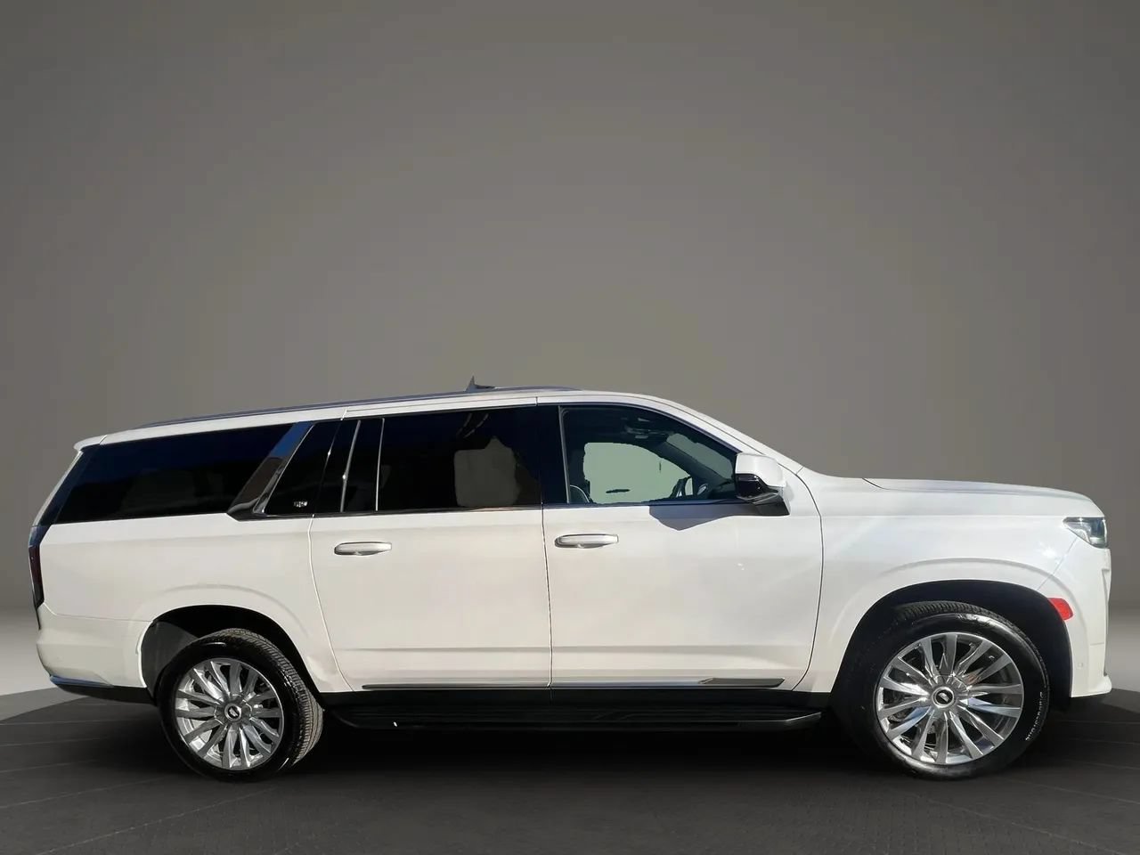 Used 2023 Cadillac Escalade ESV Premium Luxury AWD/4WD image 6