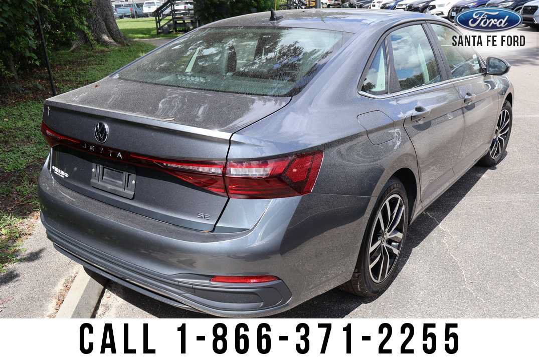 Used 2025 Volkswagen Jetta SE FWD image 4