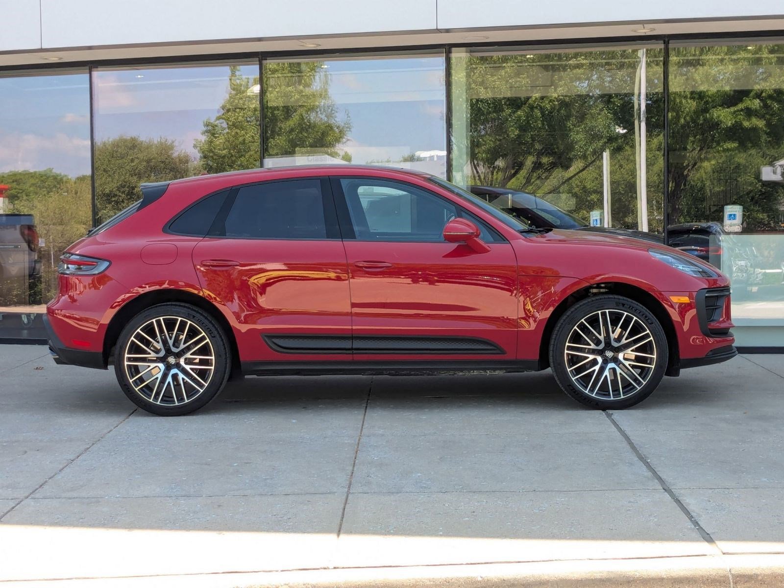 Certified 2025 Porsche Macan image 8