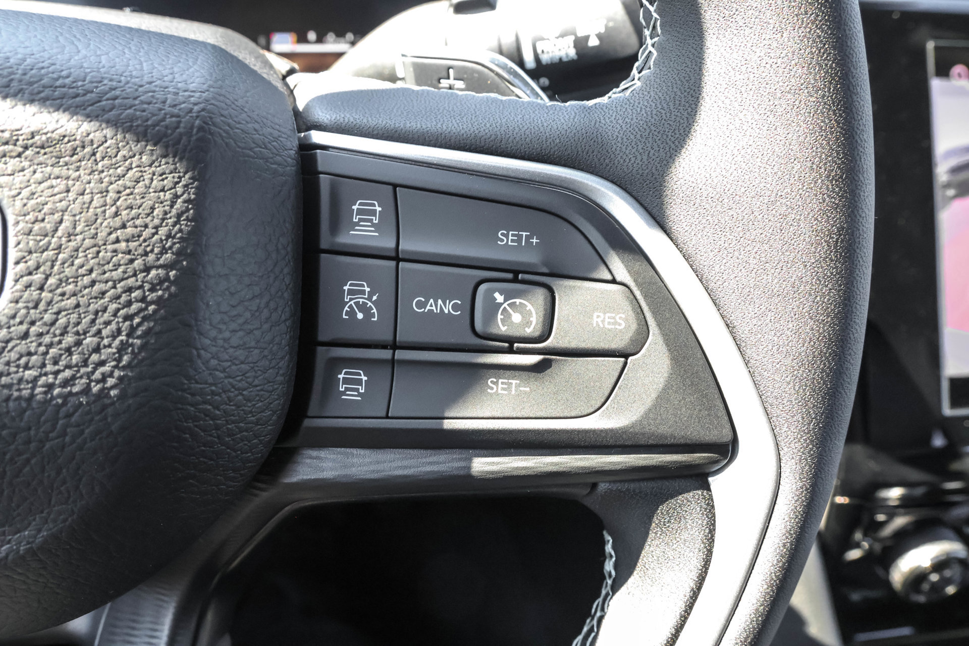 Used 2025 Jeep Grand Cherokee Altitude AWD/4WD image 27