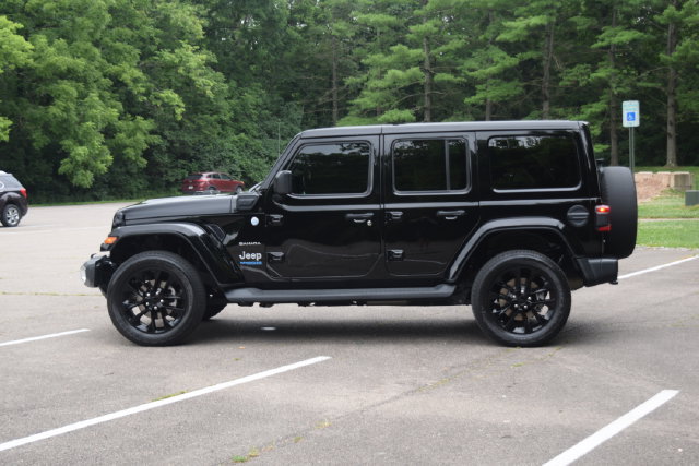 Used 2021 Jeep Wrangler Unlimited Sahara w/ Cold Weather Group AWD/4WD image 21