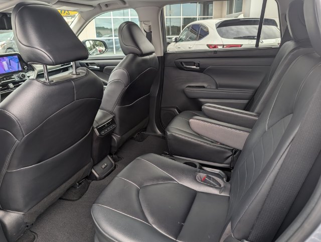 Used 2023 Toyota Highlander XLE FWD image 17