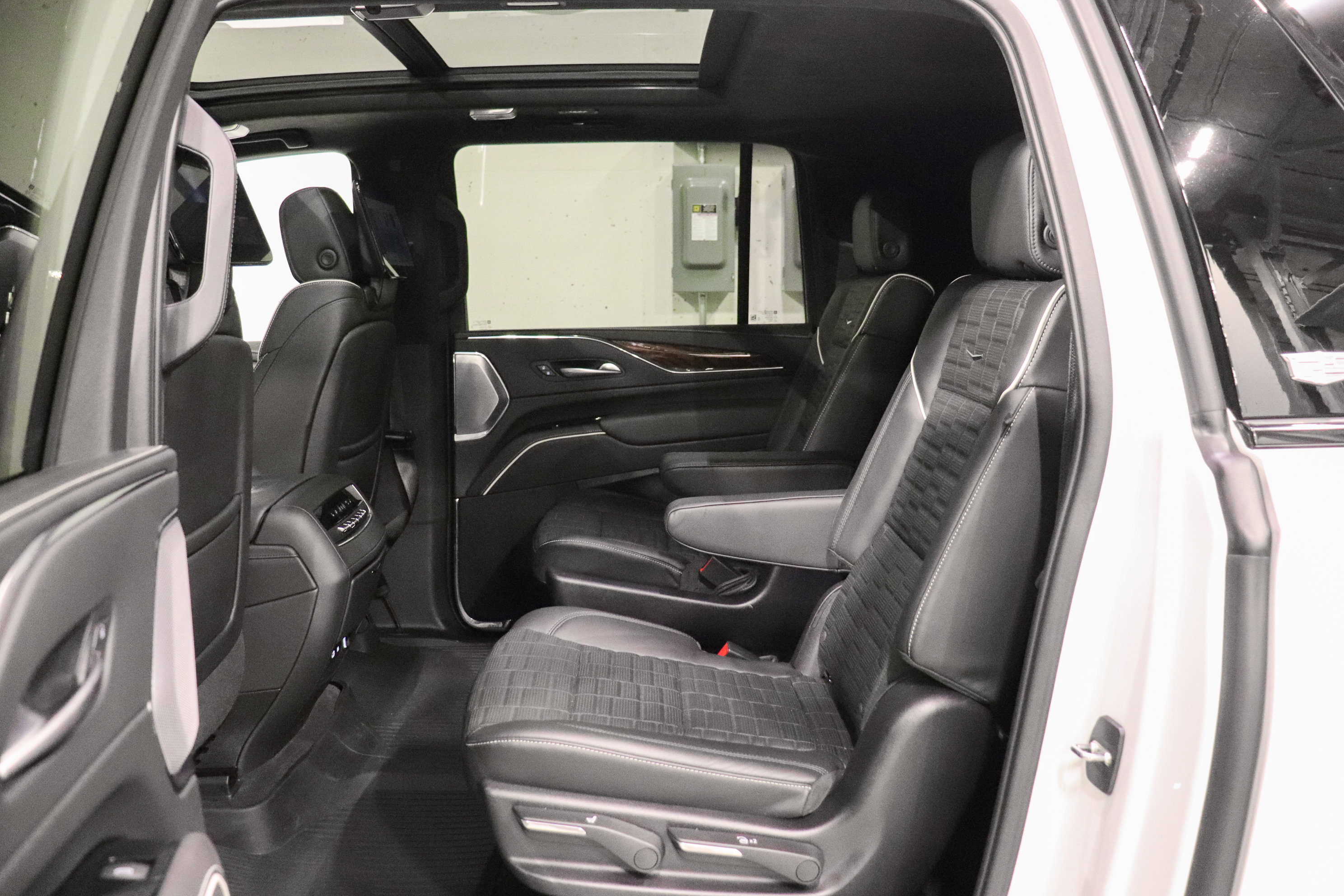 Used 2023 Cadillac Escalade ESV Sport Platinum w/ LPO, ONYX Package image 19