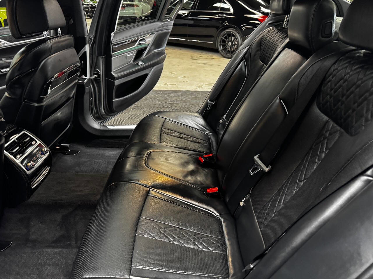 Used 2016 BMW 750i image 41