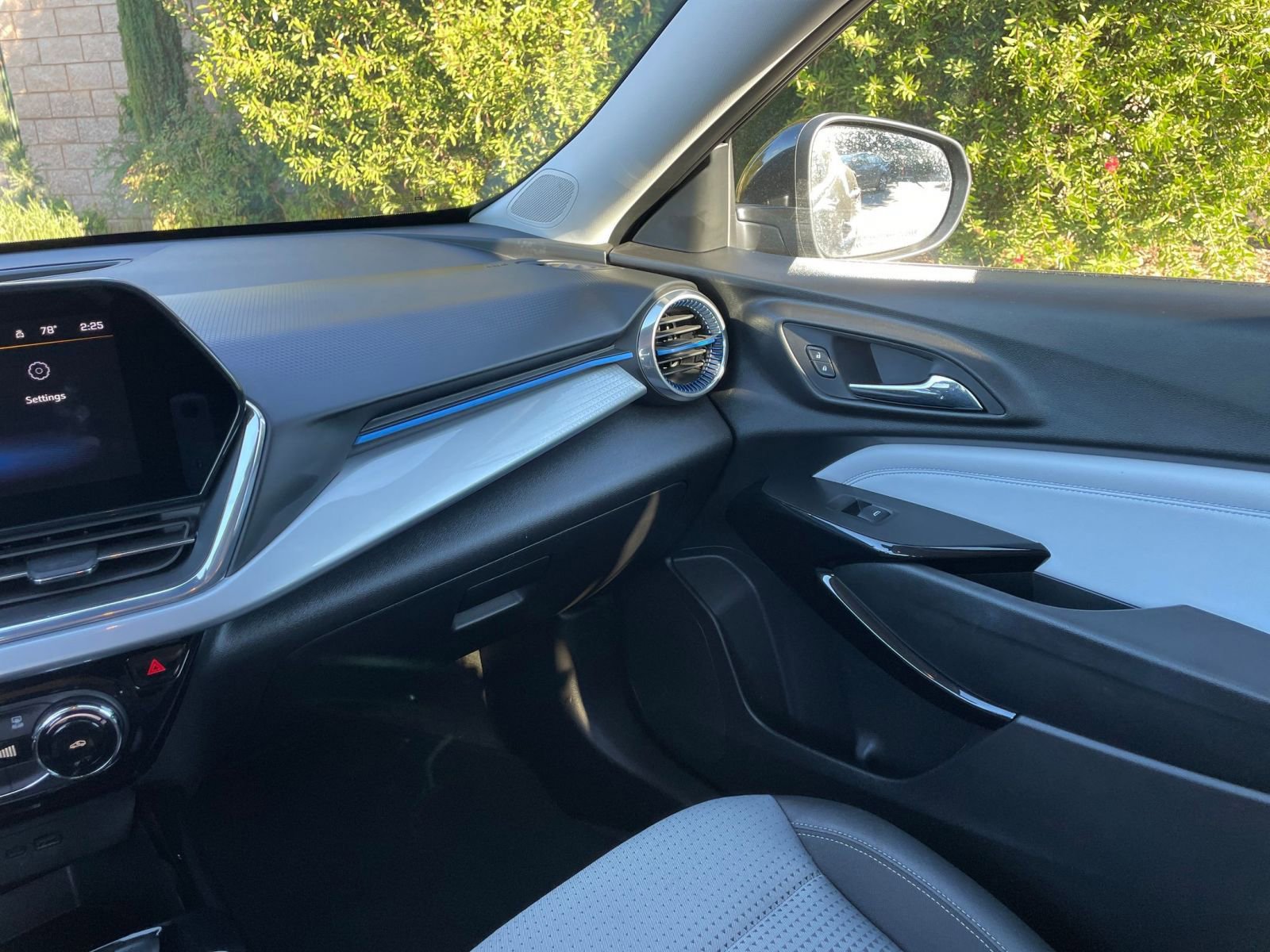 Used 2025 Chevrolet Trax LT image 34