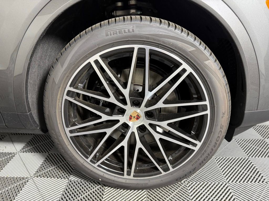 Certified 2025 Porsche Cayenne Coupe image 14