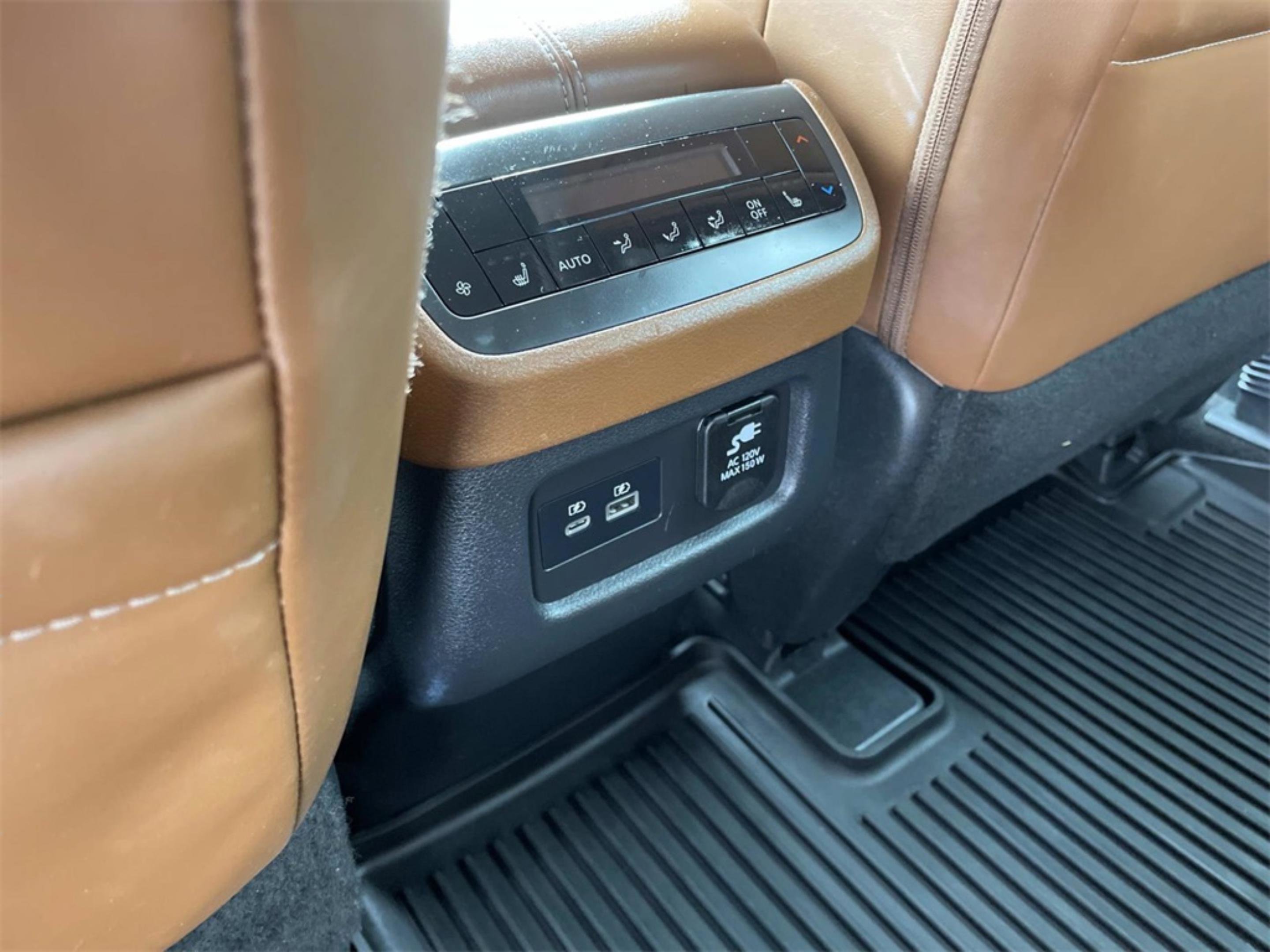 Used 2024 Nissan Pathfinder Platinum w/ Cargo Package image 10