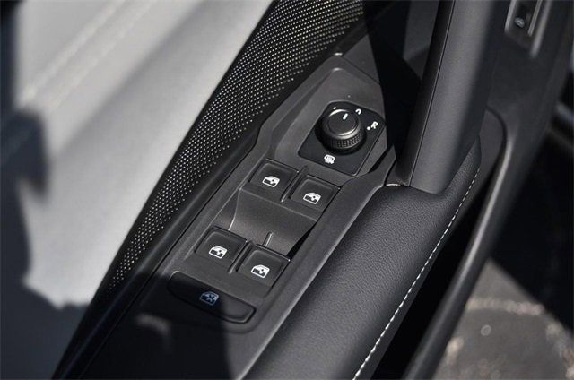 New 2025 Volkswagen Tiguan SE image 8