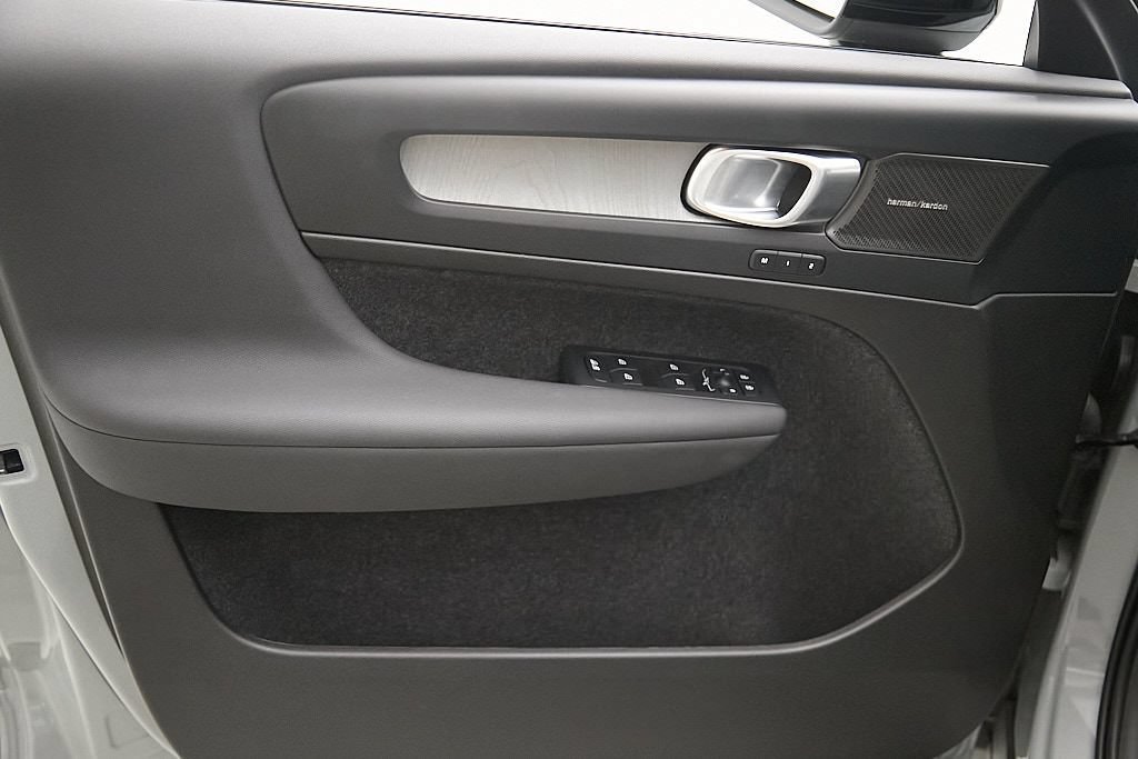 Certified 2025 Volvo XC40 B5 Ultra AWD/4WD image 10