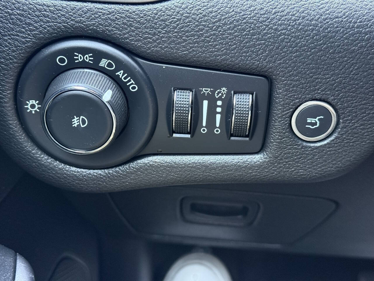 Used 2019 Jeep Cherokee High Altitude AWD/4WD image 11