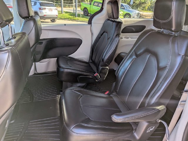Used 2023 Chrysler Pacifica Touring-L FWD image 14