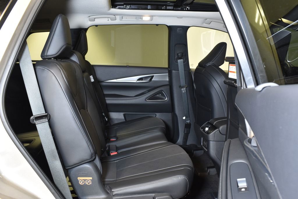 Certified 2026 INFINITI QX60 Luxe w/ Family Package image 31