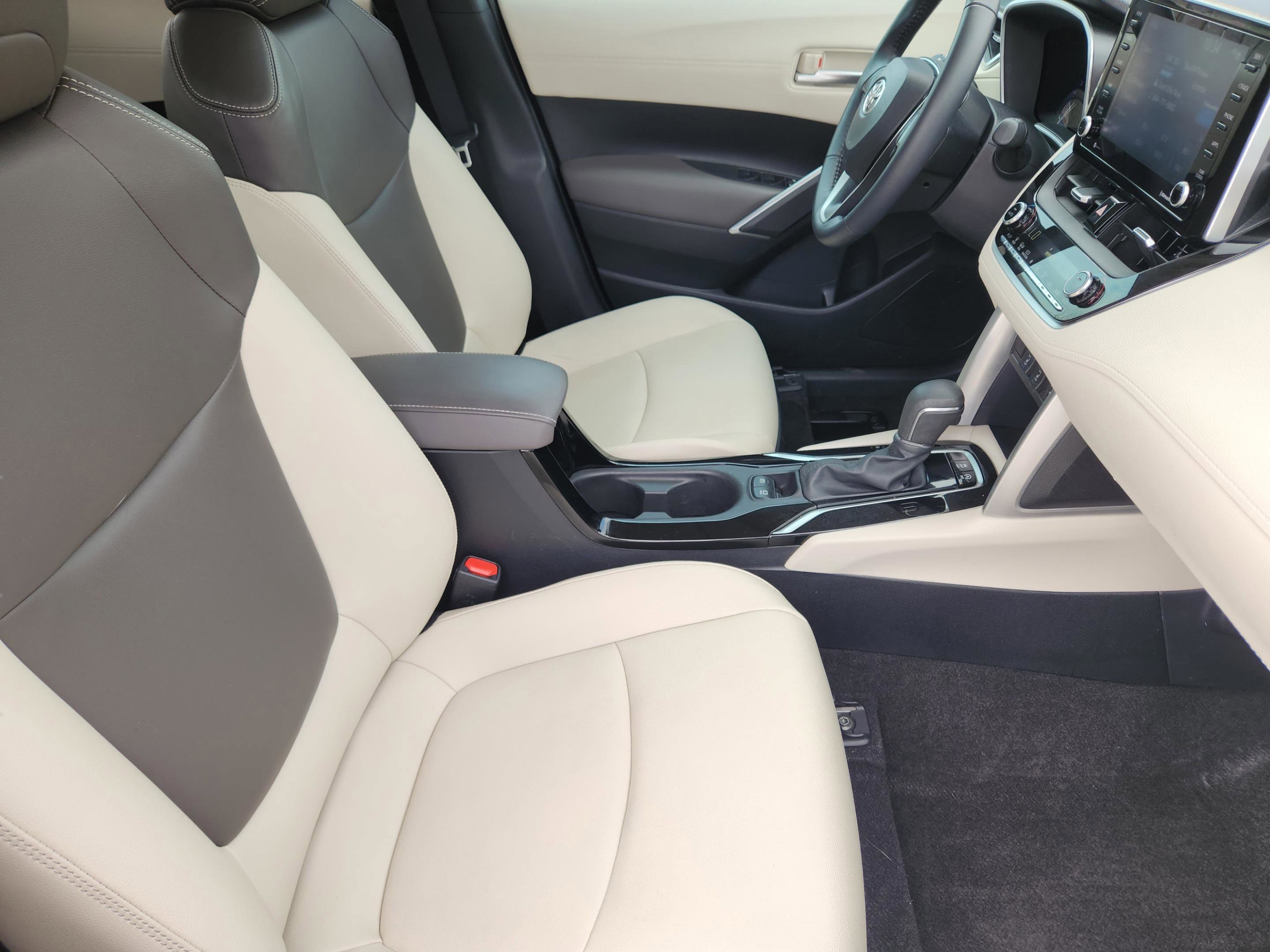 Used 2022 Toyota Corolla Cross XLE w/ Convenience Package image 14