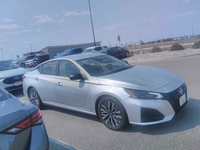 Used 2025 Nissan Altima 2.5 SV FWD image 3
