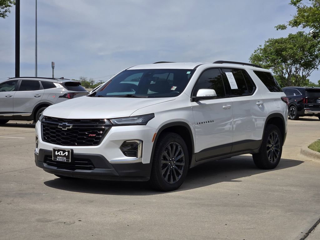Used 2022 Chevrolet Traverse RS FWD image 2