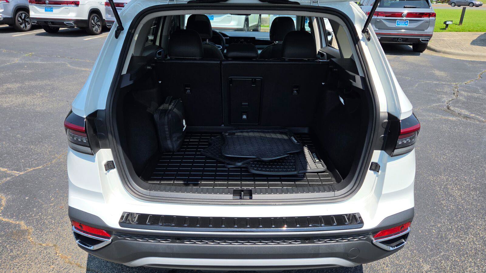 Used 2025 Volkswagen Taos SEL AWD/4WD image 61