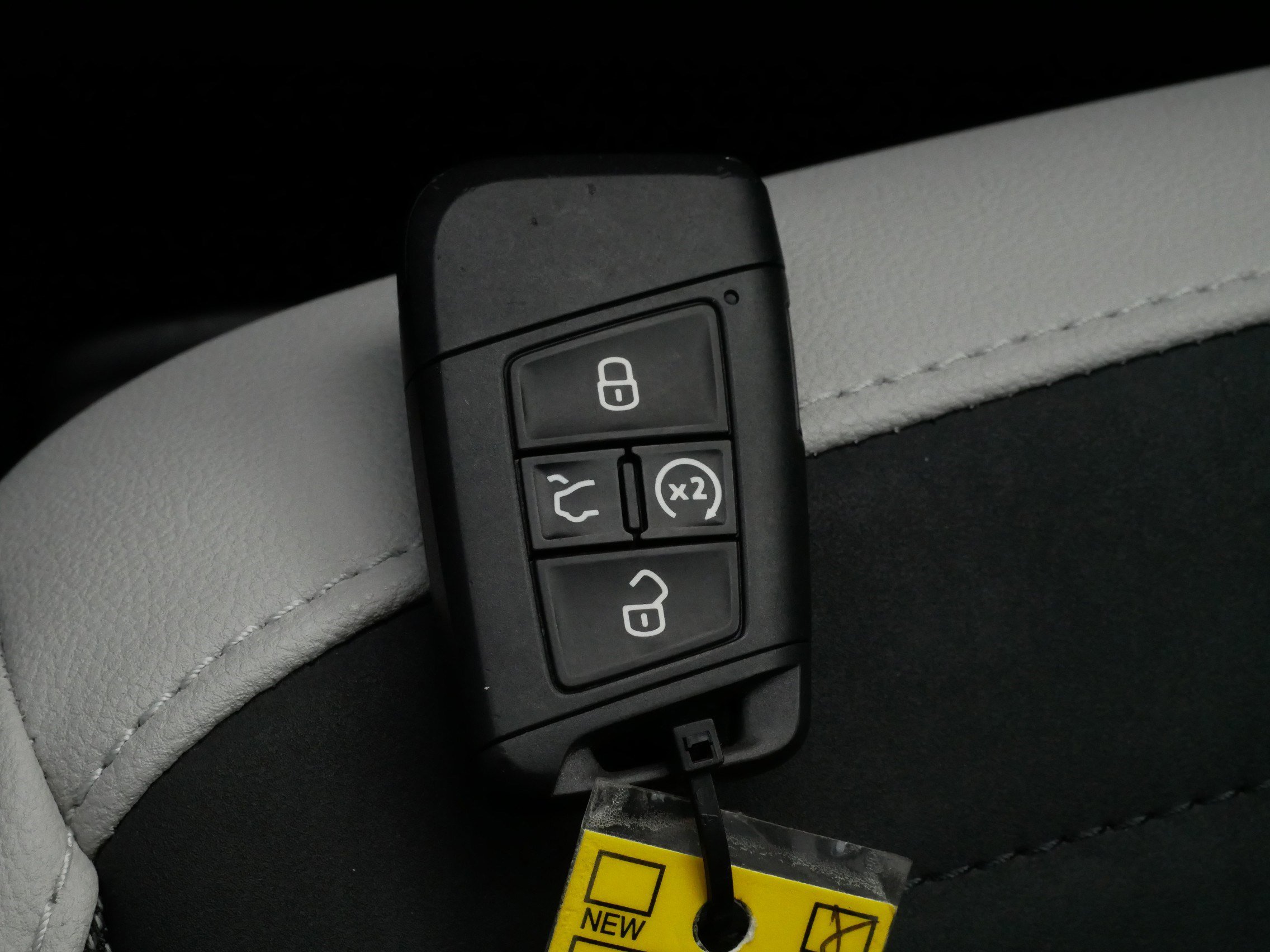 Certified 2025 Volkswagen Taos SE image 30