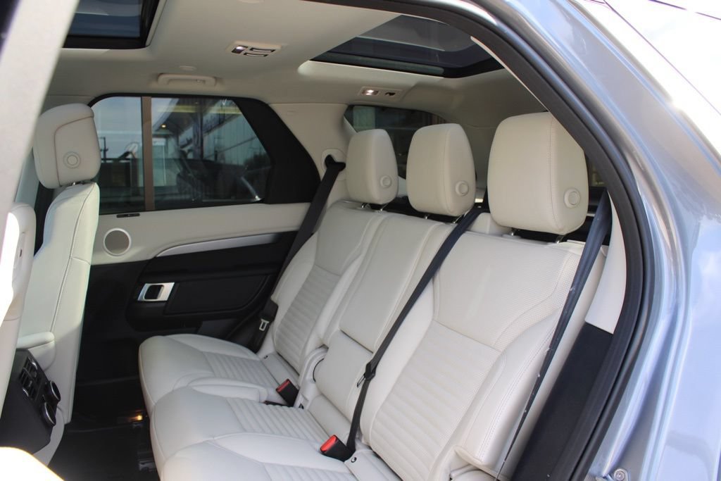 Certified 2025 Land Rover Discovery Dynamic SE AWD/4WD image 36