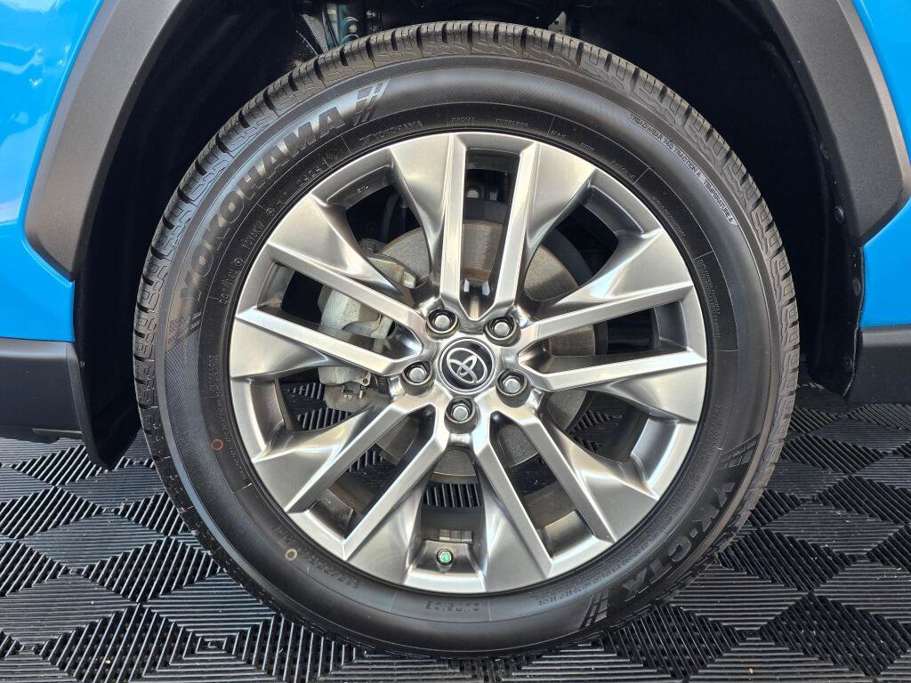 Used 2019 Toyota RAV4 XLE Premium AWD/4WD image 10
