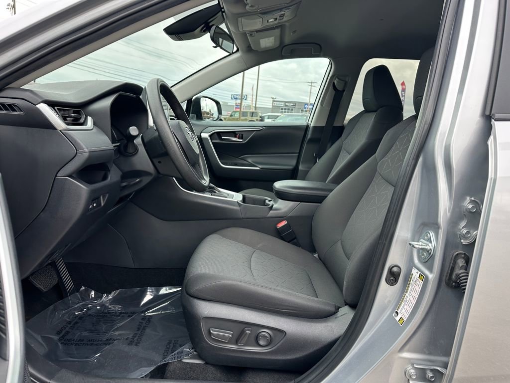 Used 2024 Toyota RAV4 XLE FWD image 23