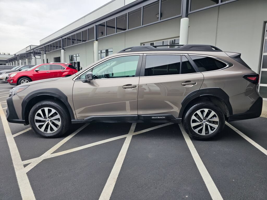 Used 2024 Subaru Outback Premium AWD/4WD image 2