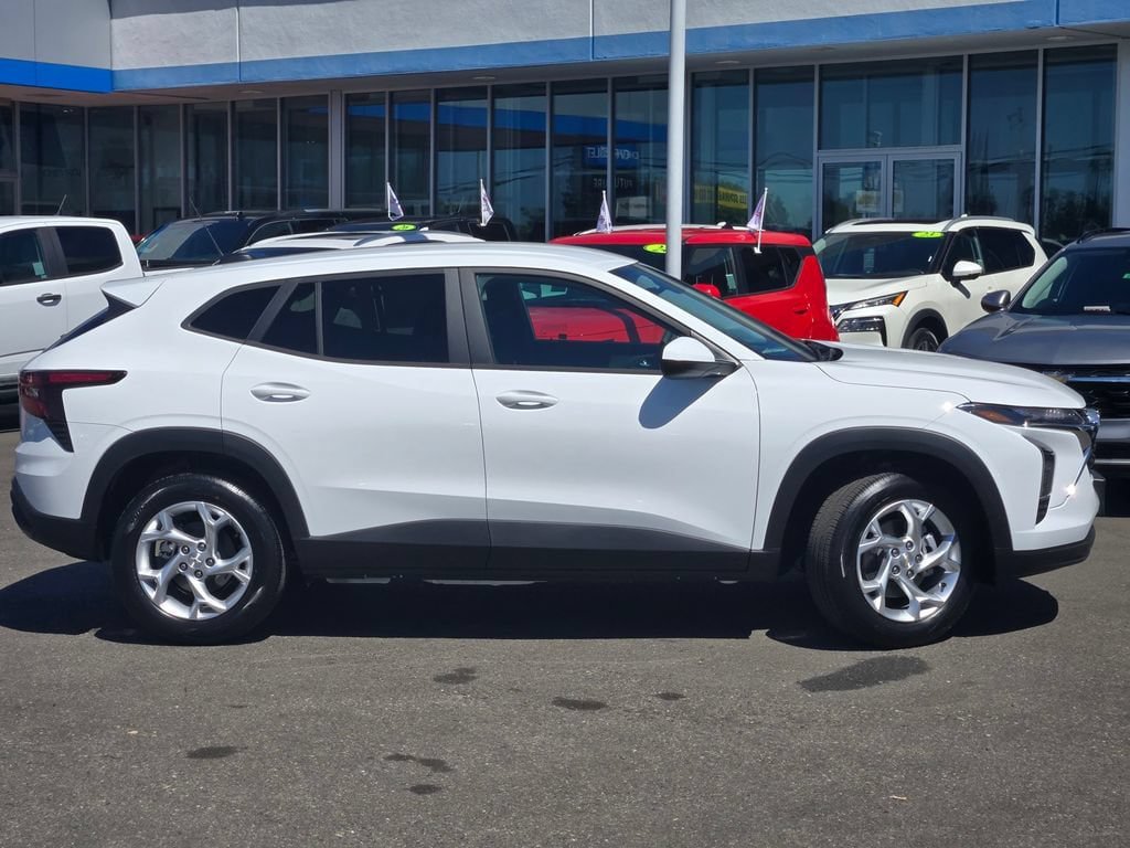 New 2026 Chevrolet Trax LS w/ LS Convenience Package FWD image 3