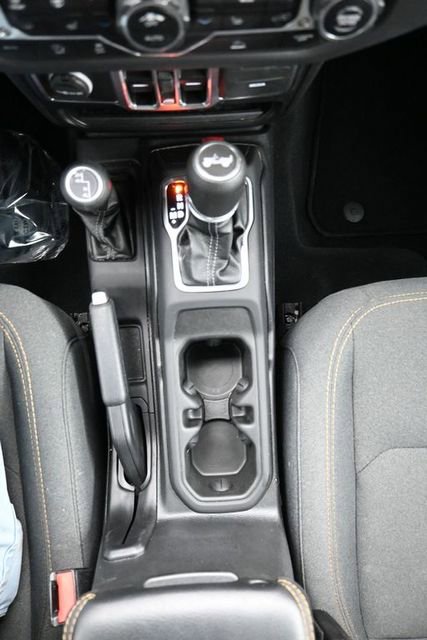 Used 2025 Jeep Wrangler Sahara image 32