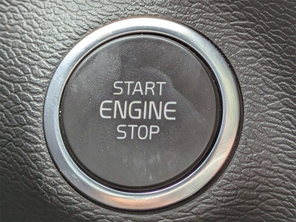 Used 2023 Volvo XC40 B5 Plus AWD/4WD image 29