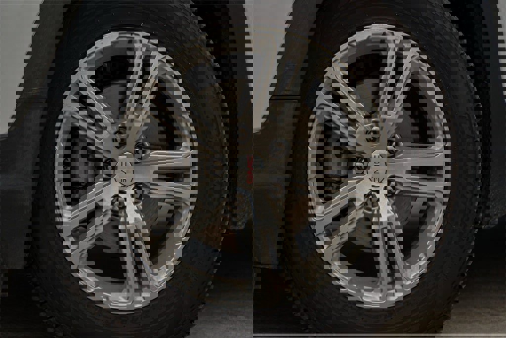 Used 2023 GMC Terrain SLE w/ Driver Convenience Package image 2