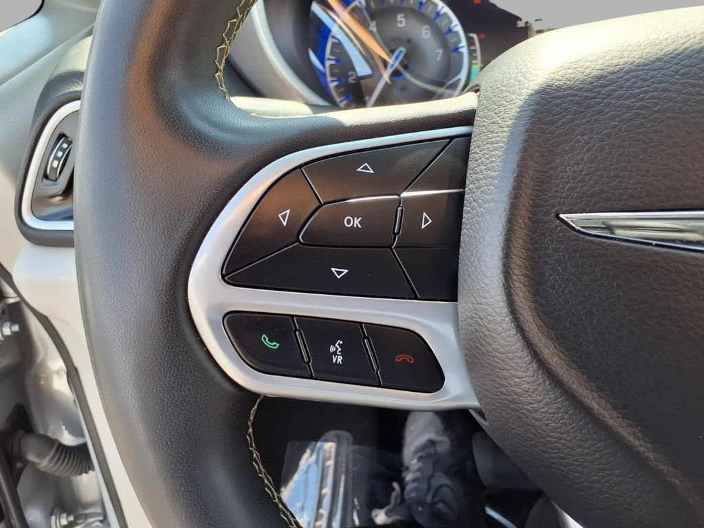 Used 2024 Chrysler Pacifica Touring-L FWD image 15
