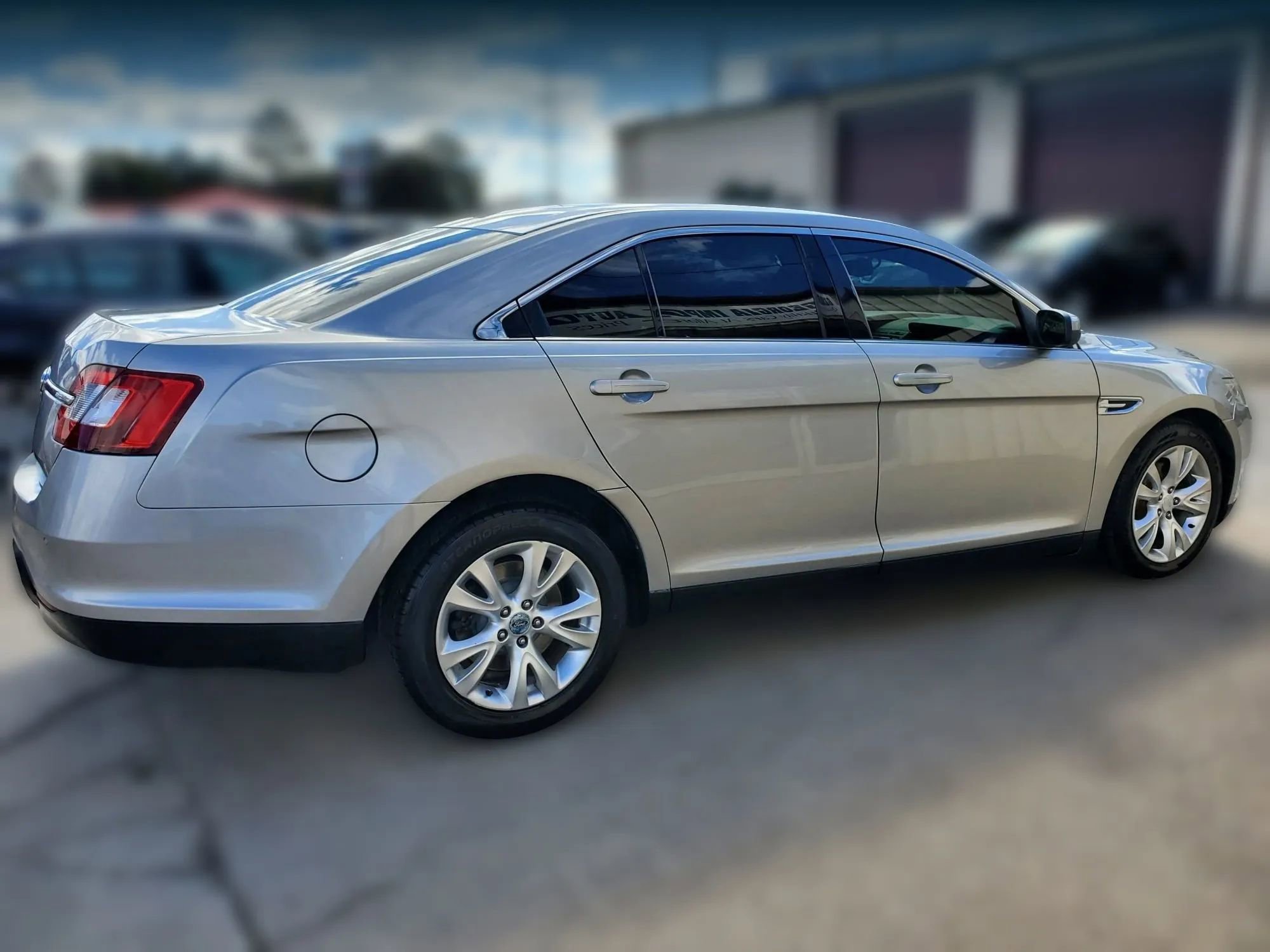 Used 2010 Ford Taurus SEL image 9