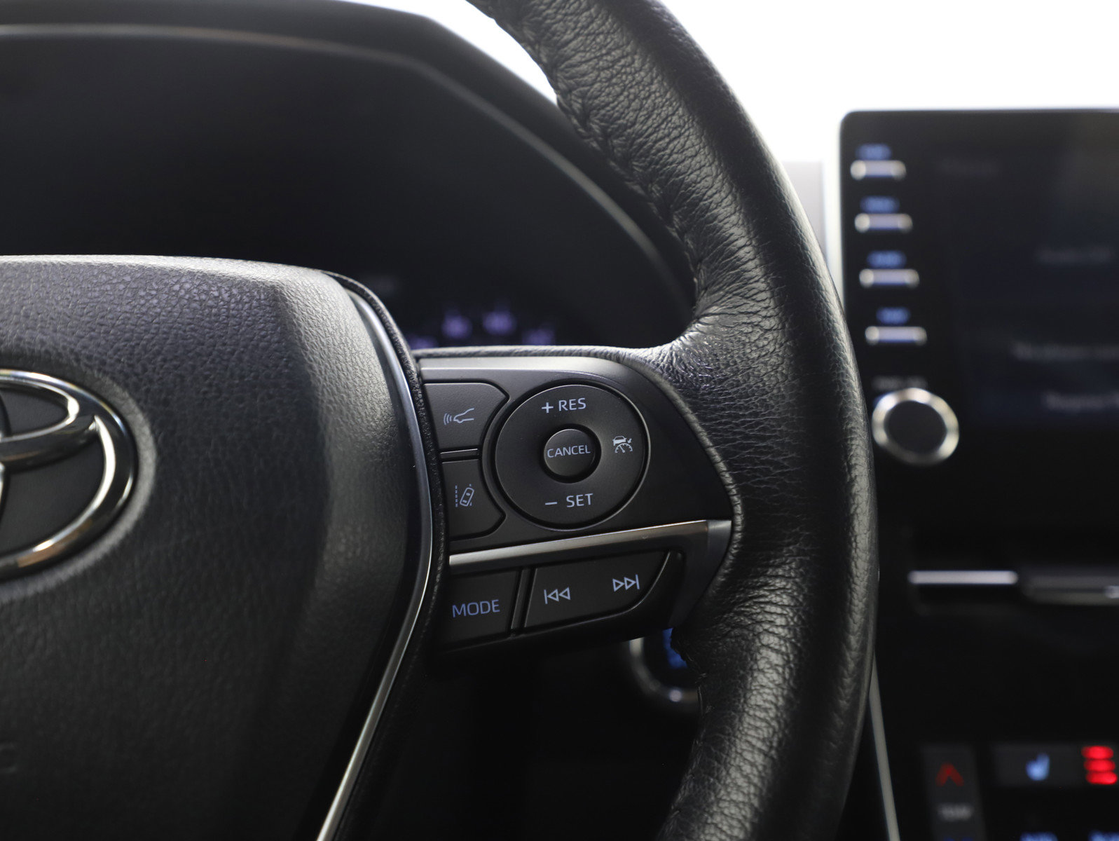 Used 2020 Toyota Avalon XLE FWD image 25